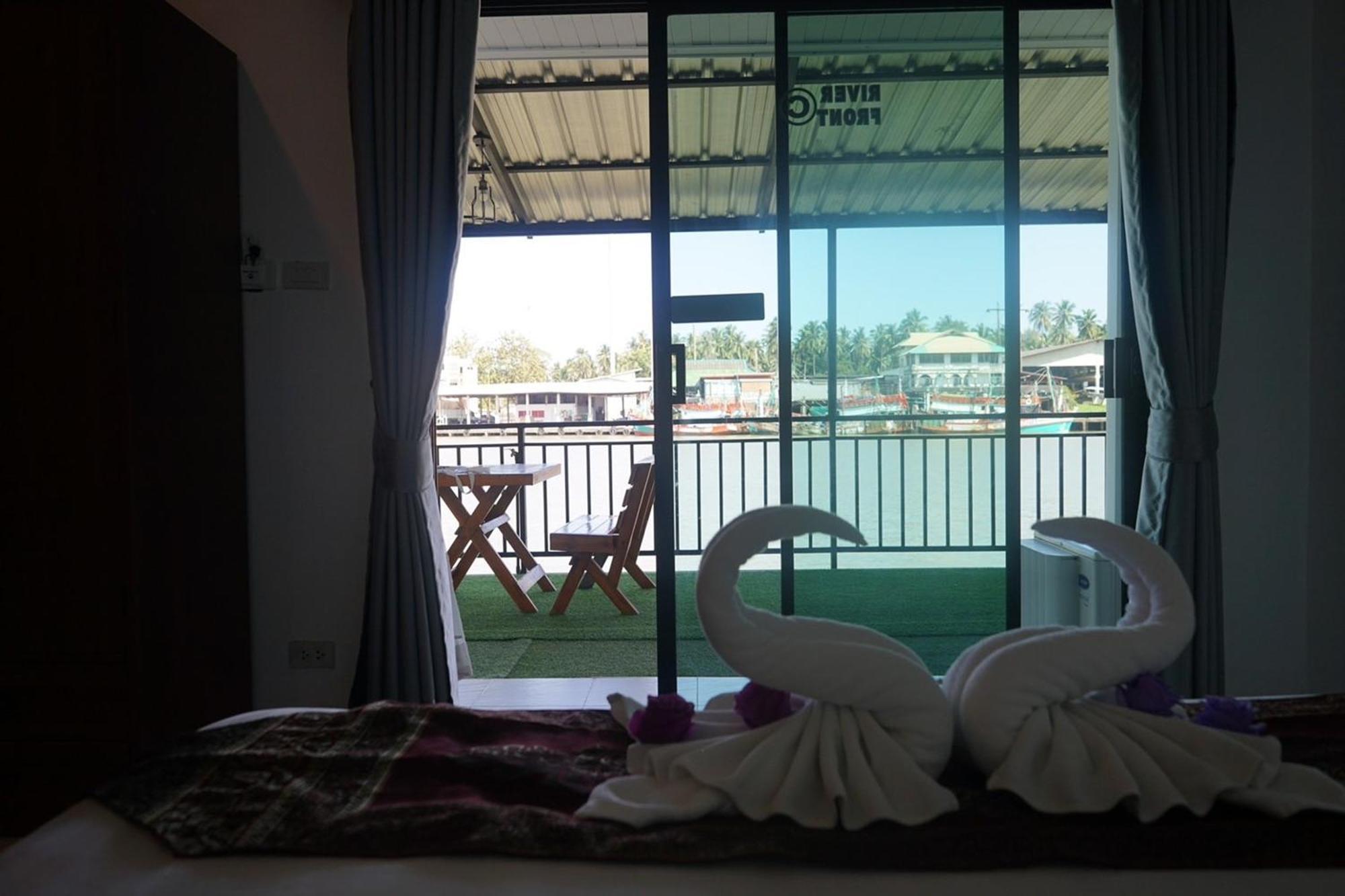 Chaiyai River Front Hotel Sichon Extérieur photo